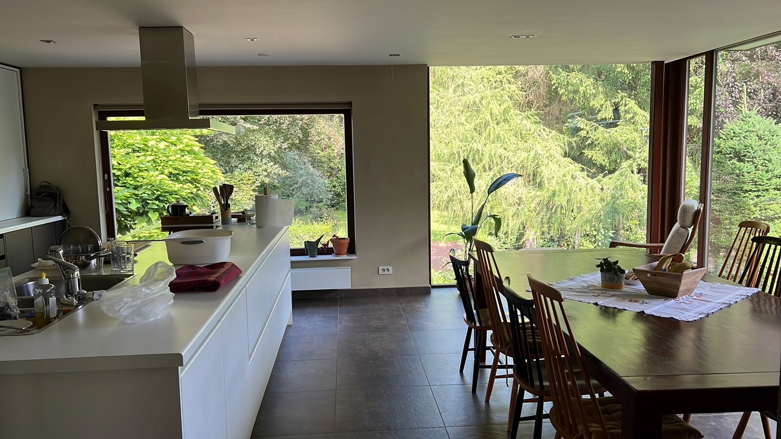 Bemeubelde villa met prachtige tuin 