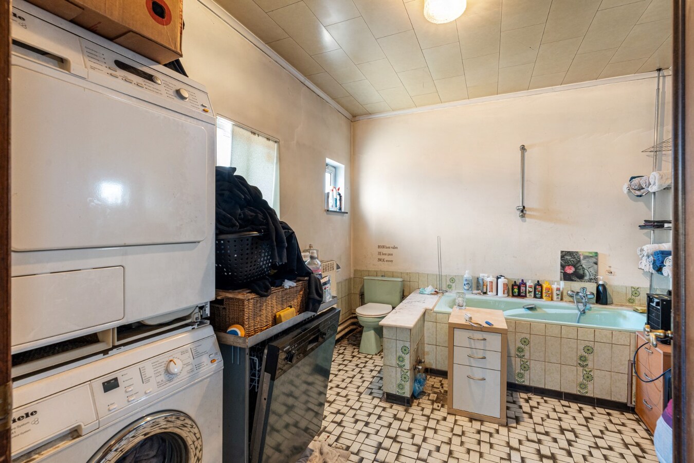 Halfvrijstaande woning op een perceel van 17a30ca met grote werkplaats van maar liefst 110 vierkante meter! 