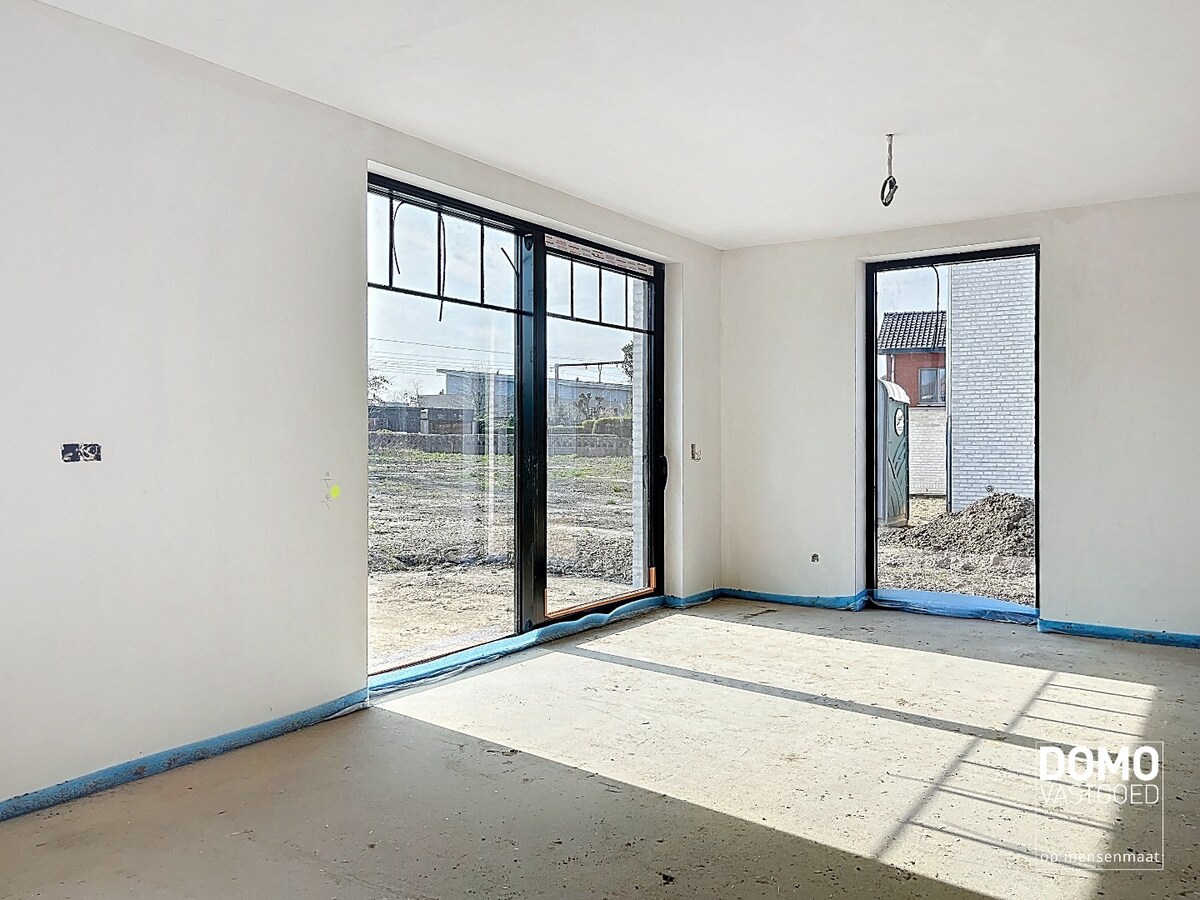 ENERGIEZUINIGE HALFOPENBEBOUWING MET 3 SLAAPKAMERS TE KERMT 