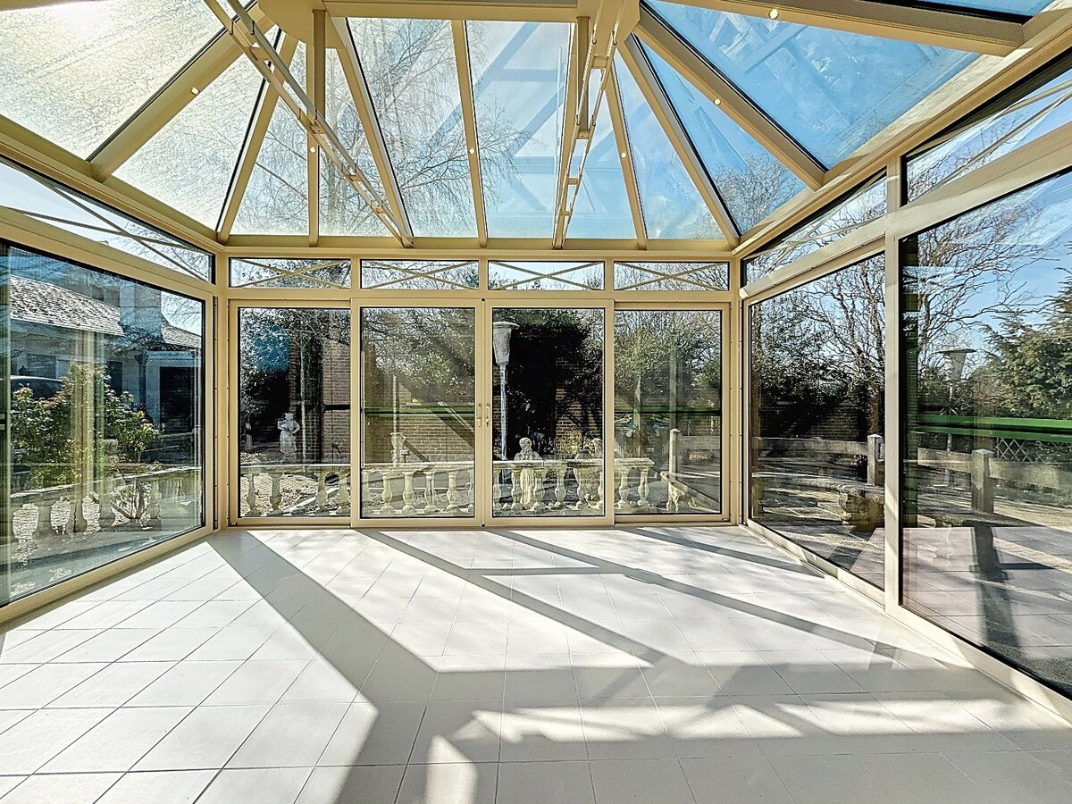 Statige laagbouwvilla met groene achteruit te Scheldewindeke 