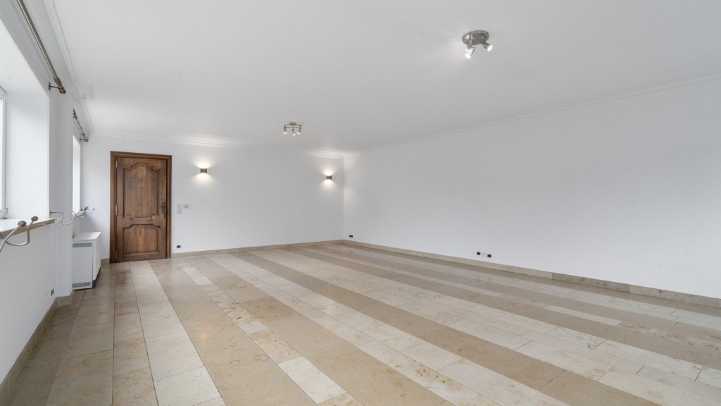 Bedrijfspand met optioneel woonst te huur in Dikkelvenne