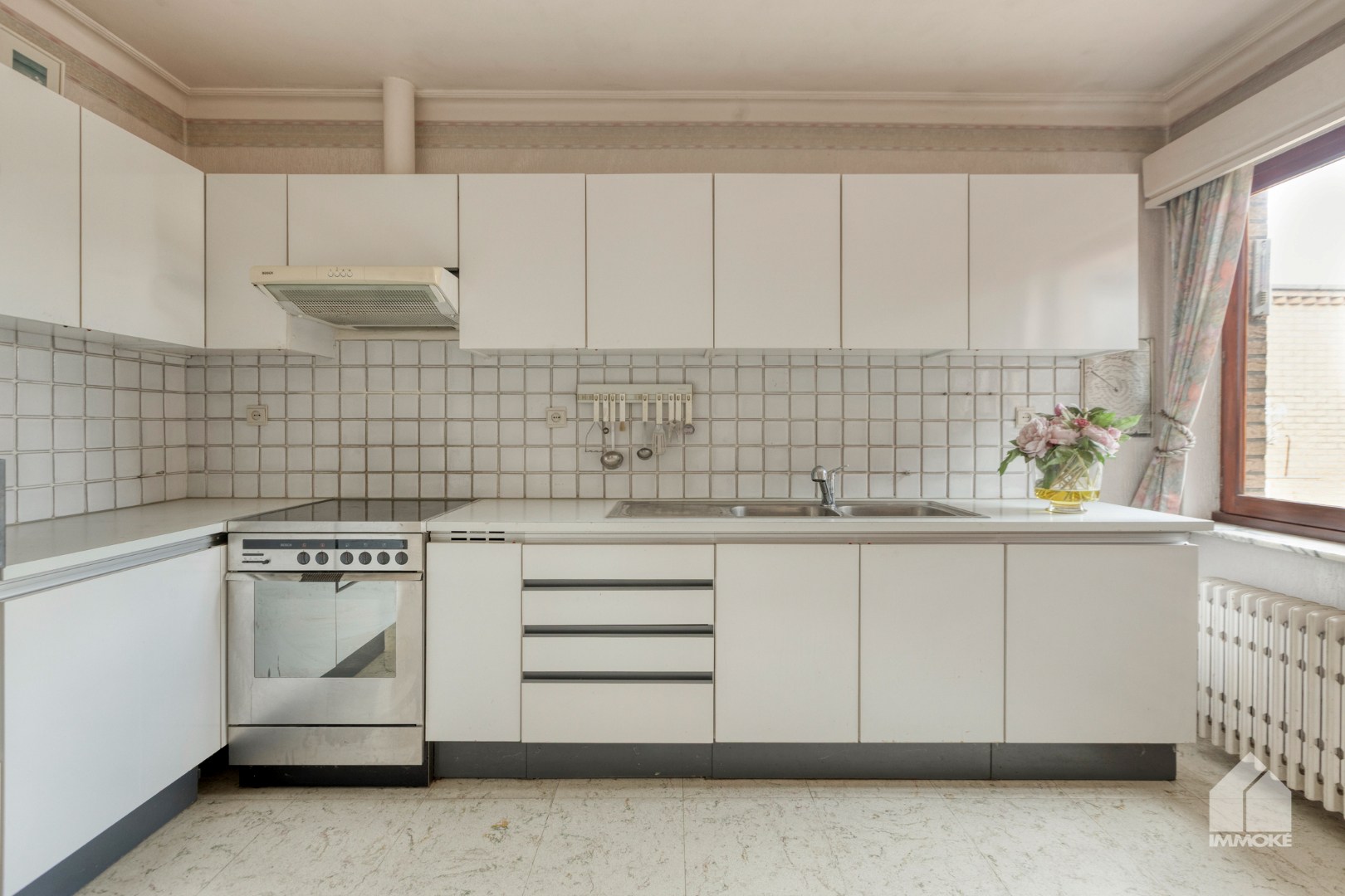 Te renoveren, gelijkvloerse woning op 13a 60ca met 2 slpk en garage. 