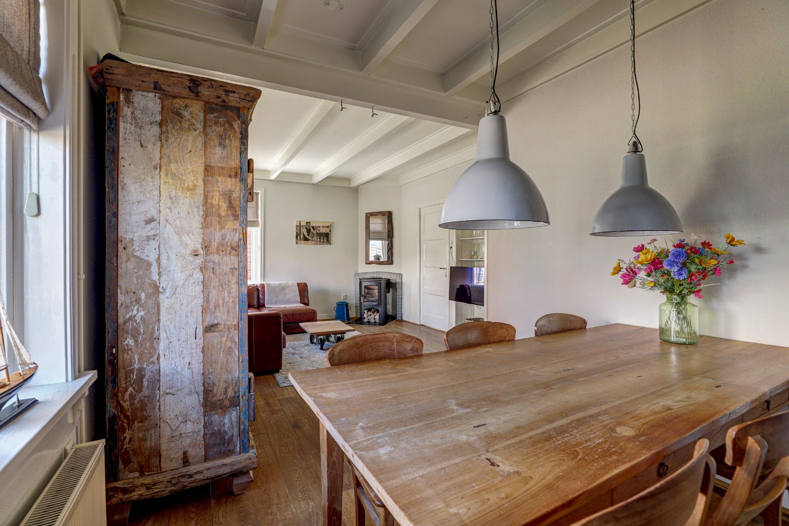 Vrijstaande woning met diepe zonnige tuin, overkapping en royale bijgebouwen 