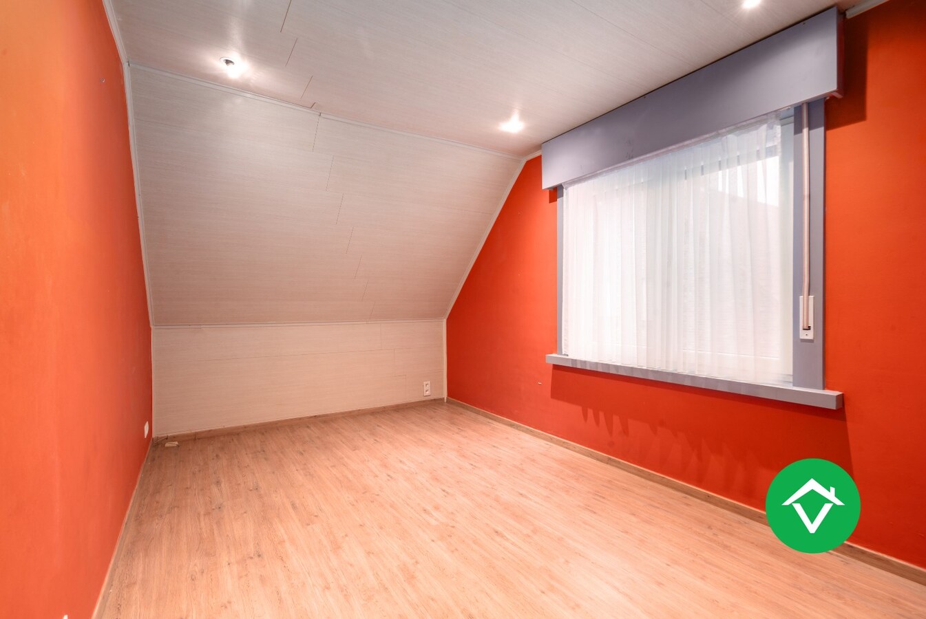 Ruime alleenstaande woning met 3 slaapkamers, tuin en garage te Roeselare 