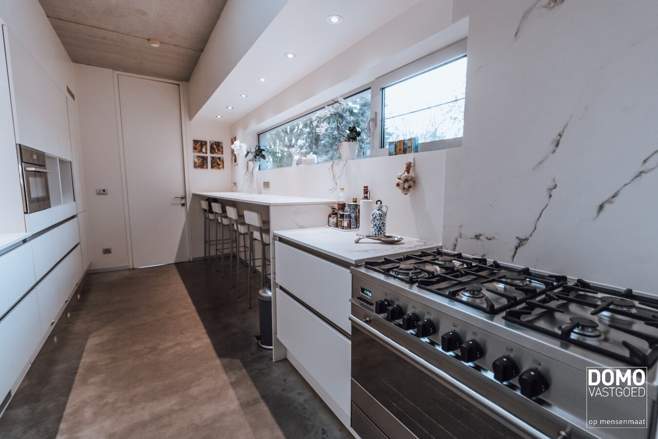 UNIEKE HALF OPEN WONING IN INDUSTRIËLE LOOK MET 3 SLAAPKAMERS, 2 BADKAMERS EN TUIN GELEGEN TE HASSELT 