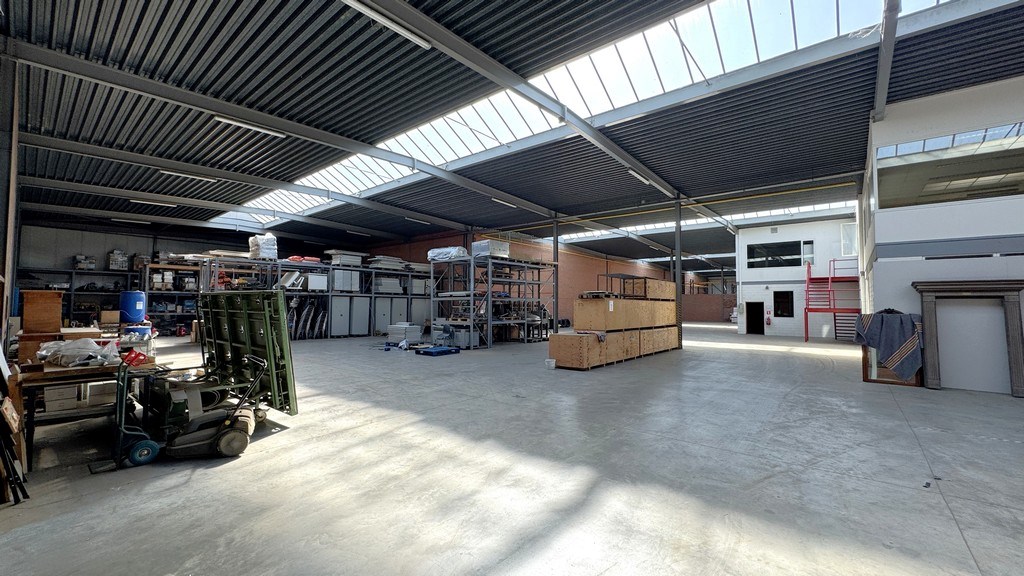 Magazijn met kantoren te huur vlakbij A12 in Wilrijk