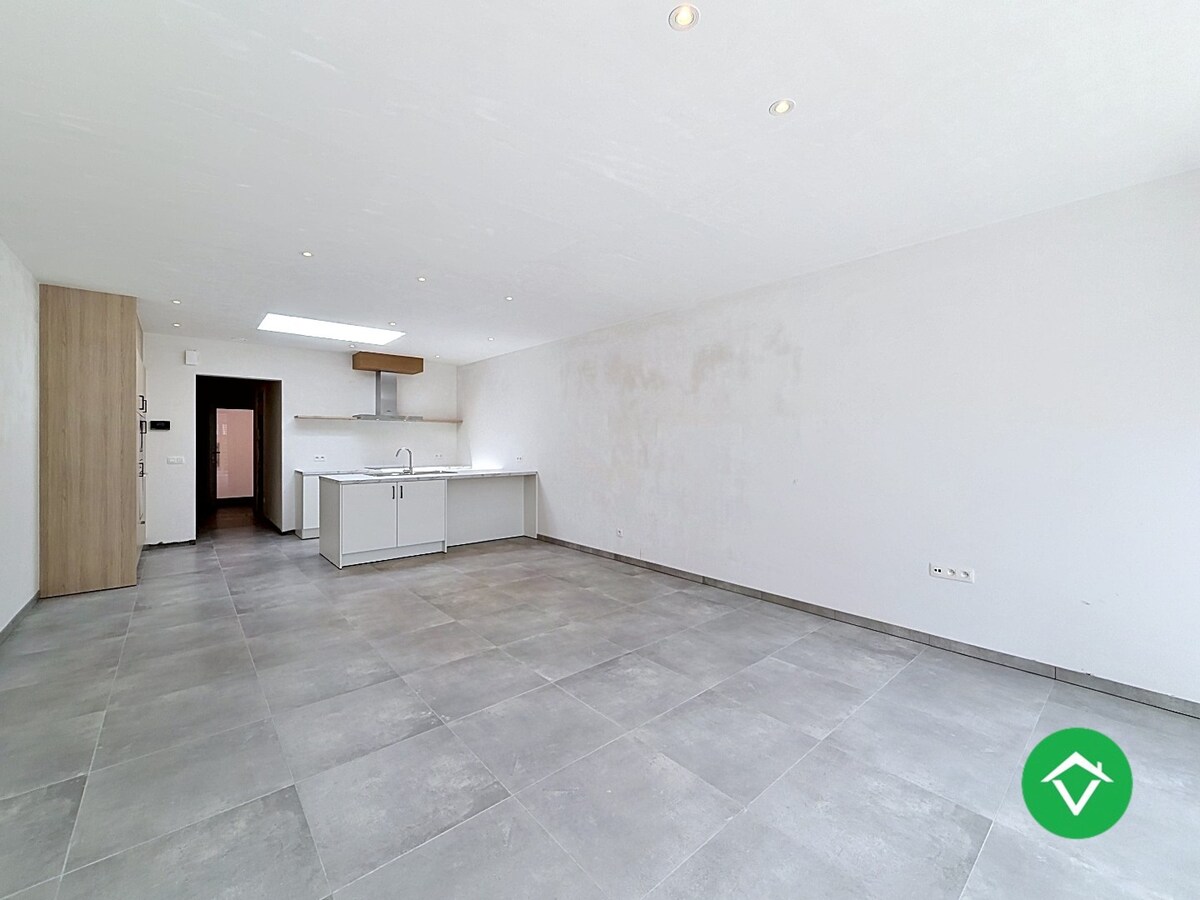 Centraal gelegen nieuwbouwwoning met 3 slaapkamers, tuin en overdekte autostaanplaats 