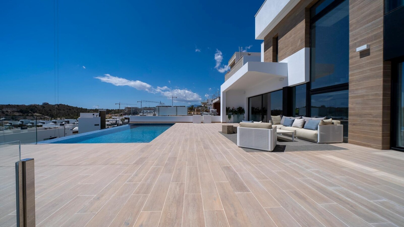 Villa gelegen in nieuwbouw wooncomplex met uitzicht op zee 