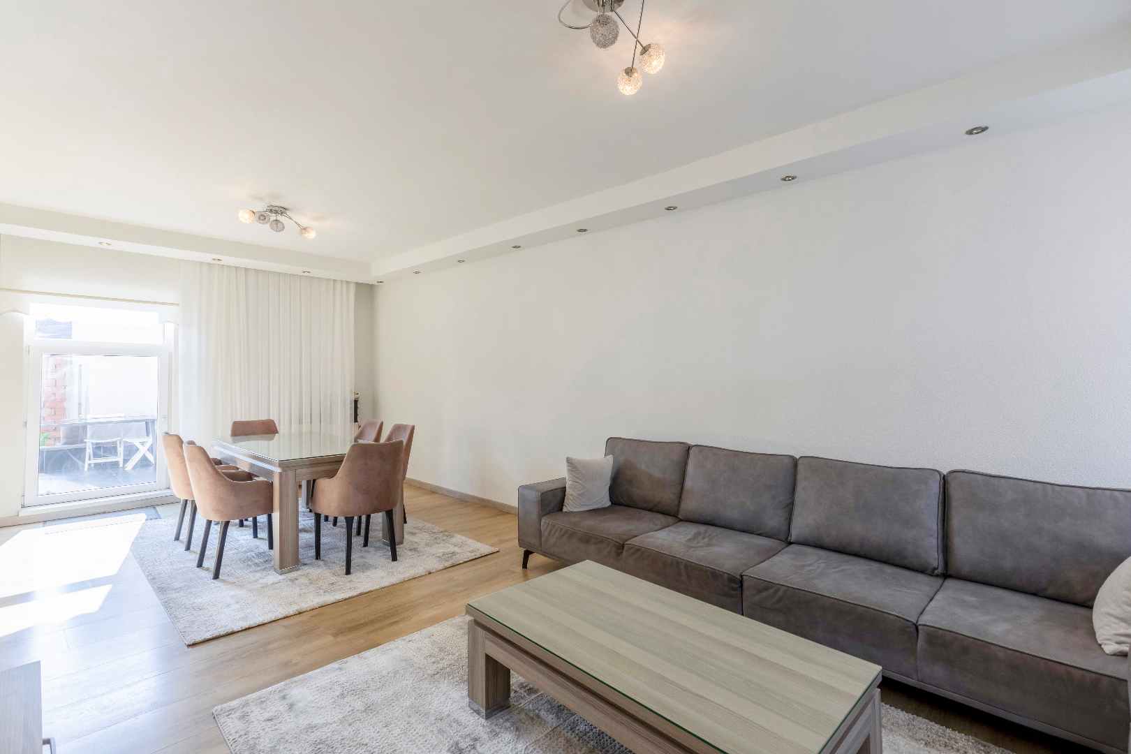 Ruime stadswoning met 5 slaapkamers en handelsruimte 