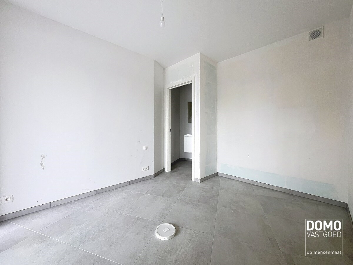 VOLLEDIG AFGEWERKT NIEUWBOUWAPPARTEMENT MET 1 SLAAPKAMER, TERRAS EN ONDERGRONDSE AUTOSTANDPLAATS IN RESIDENTIE "DE KWINT" TE ZONHOVEN 