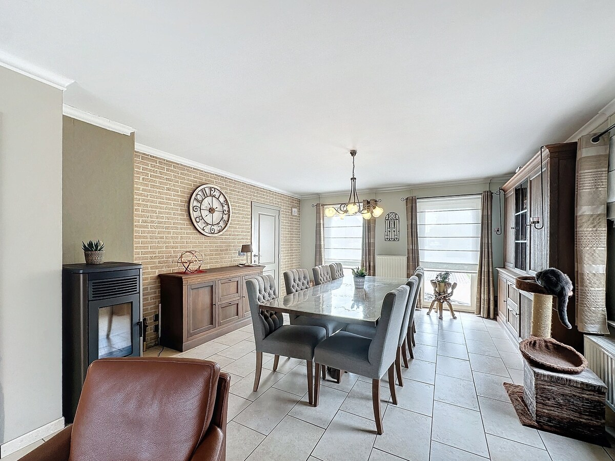 Deze woning is gelegen in Kaulille, een deelgemeente van Bocholt, in een doodlopende straat met een gezellig pleintje. 