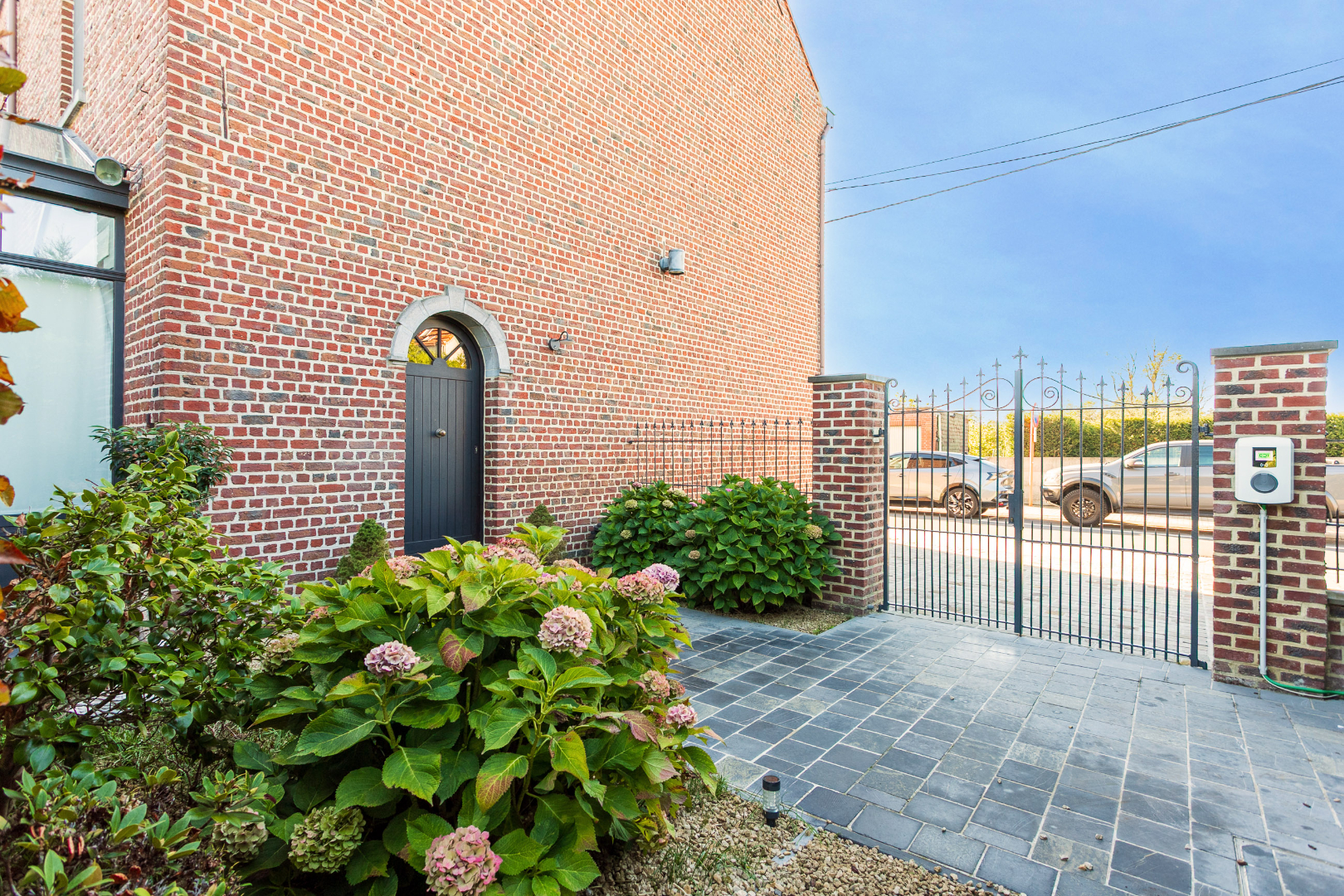 Instapklare driegevelwoning met 4 slpk te Lembeek 