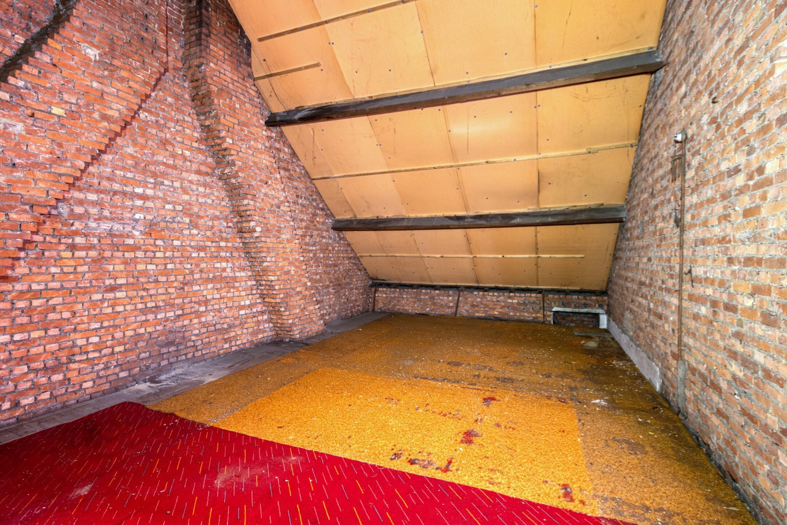 Gezinswoning met 6 slpk. en ruime garage op perceel van 1233m² te Leopoldsburg 