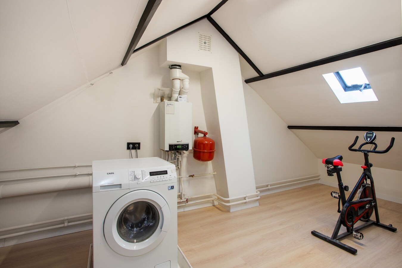 Instapklare tussenwoning waar comfort, ruimte en een fijne woonomgeving samenkomen. 