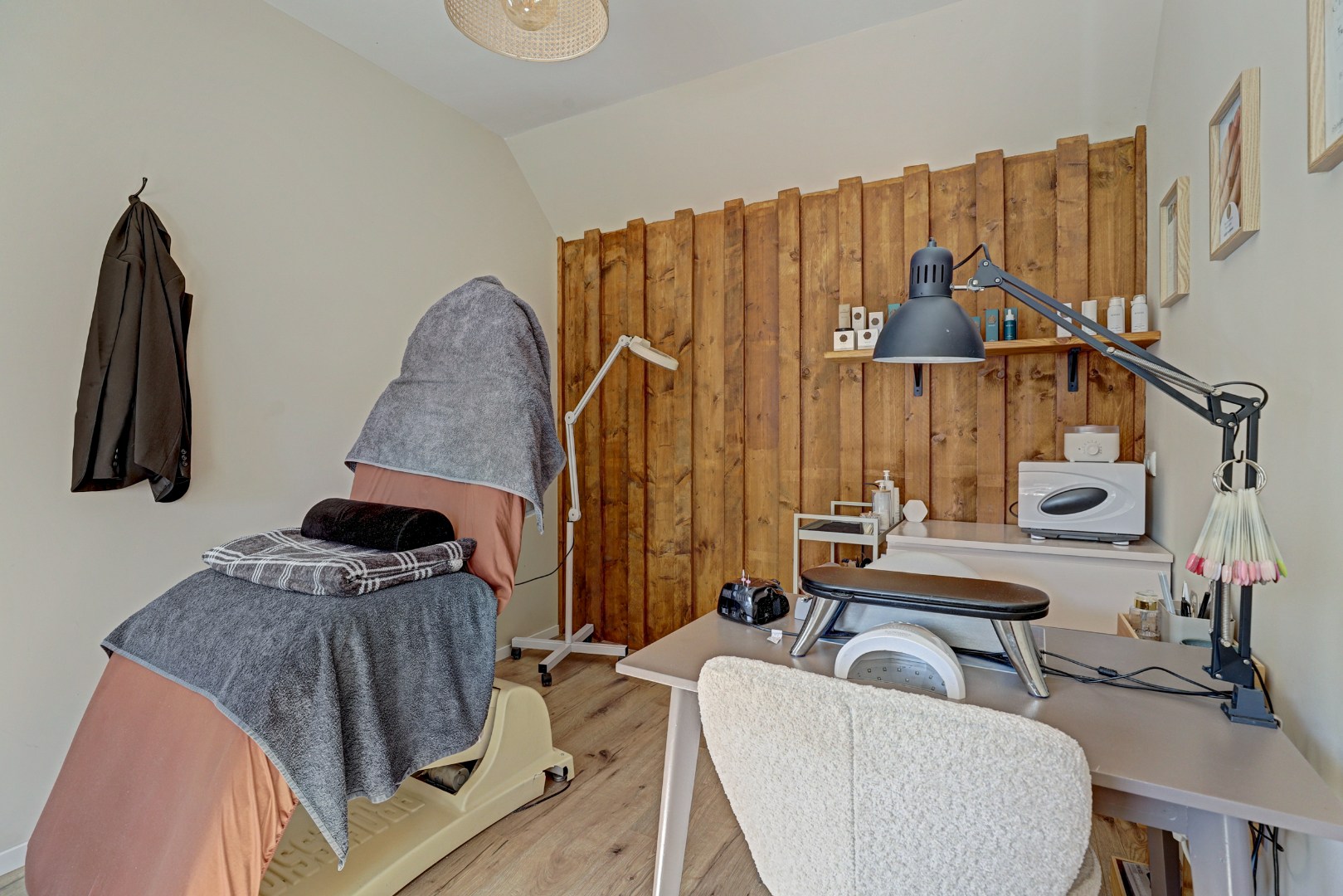 Instapklaar en tot in de puntjes verzorgd, met twee slaapkamers en een fraai verbouwde schuur voor praktijk, werk of hobby. 