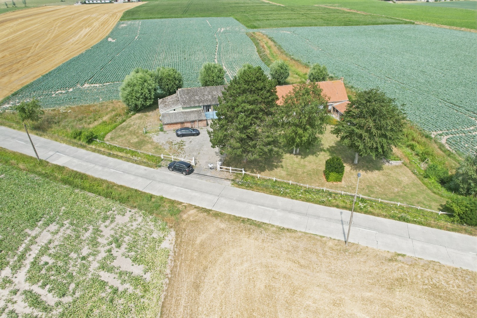 Authentieke hoeve met bijgebouwen en prachtige verzichten in Houtem (Veurne) 