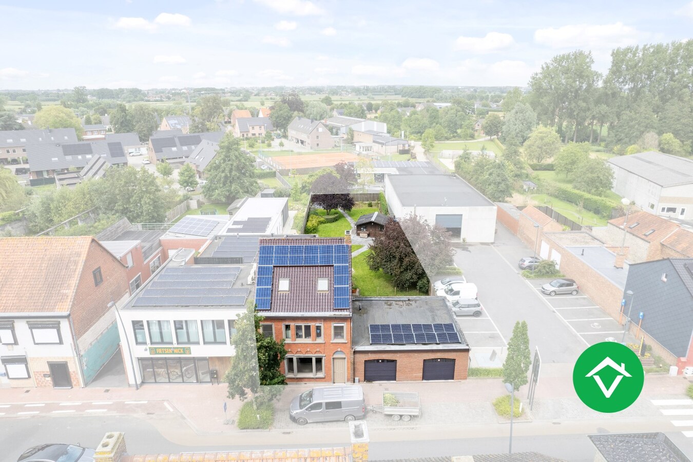 Halfopen woning te koop met dubbele garage in het centrum van Zarren 