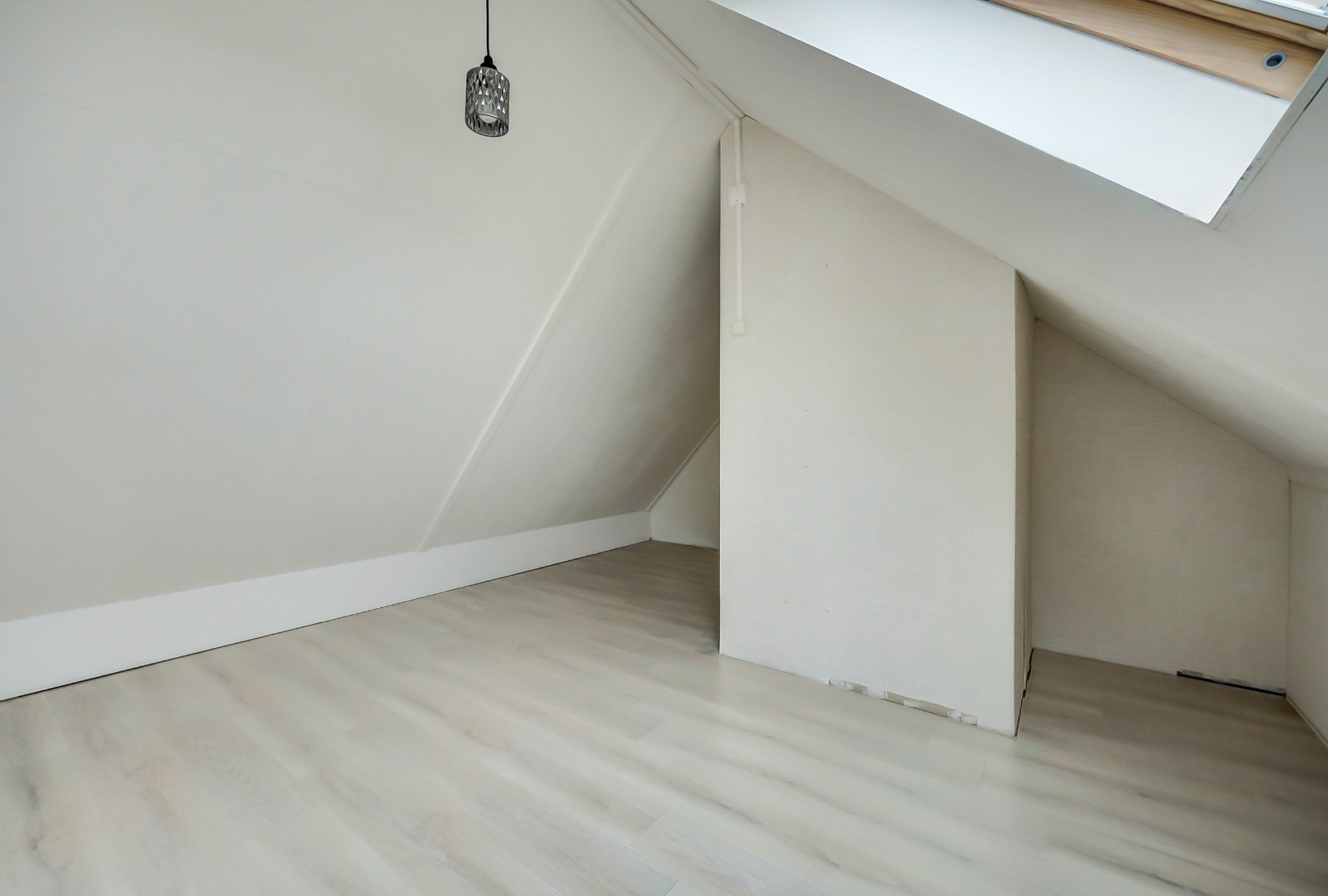 In de jonge woonwijk Nesselande in deelplan Haag en Park gelegen 5 kamer tussenwoning met houten berging en parkeerplaats op 131 m² eigen grond. 