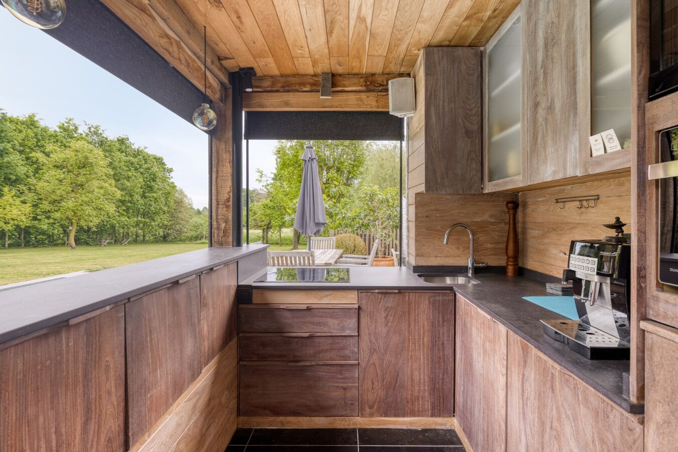 Karaktervolle woning met unieke uitstraling, omgeven door groen en absolute privacy 