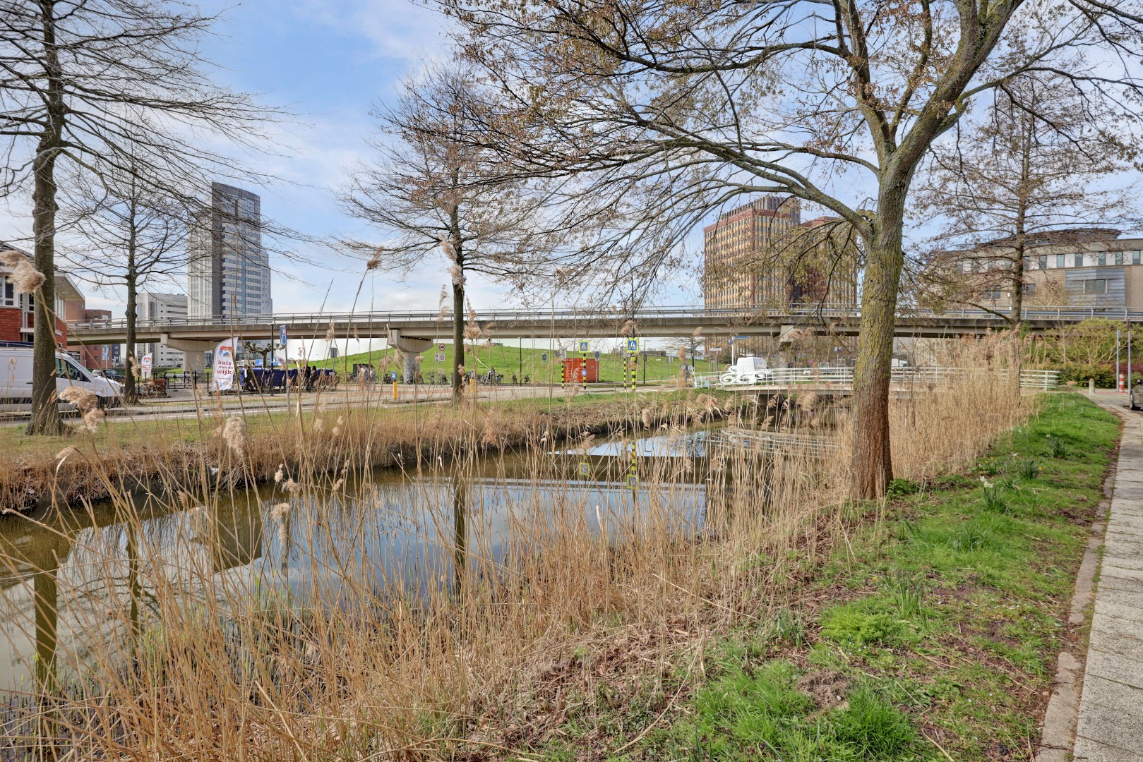 Energiezuinige (A-label) en instapklare 6-kamer tussenwoning met lichte woonkamer, moderne keuken, vijf slaapkamers, zonnige onderhoudsvriendelijke tuin met achterom en gelegen op eigen grond. 