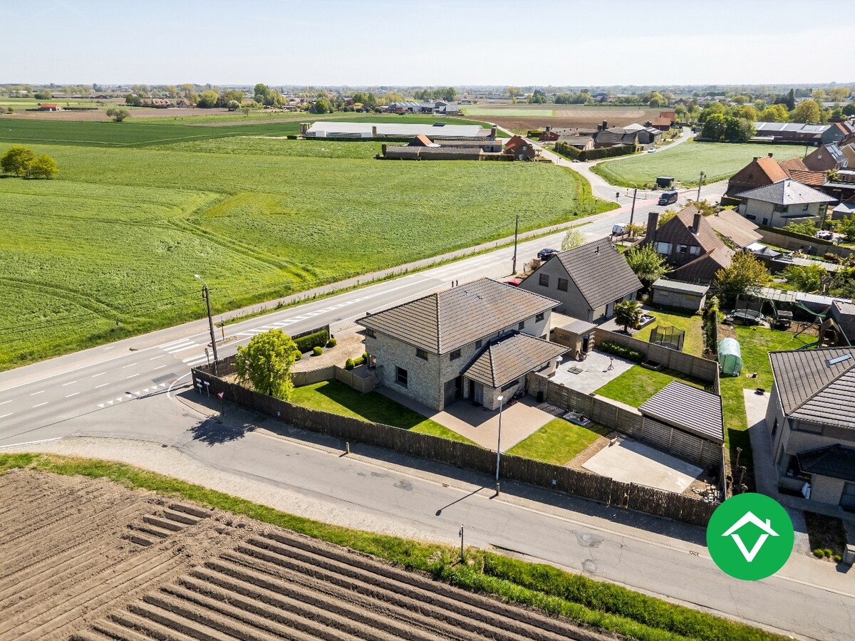 Recente woning (2011) met 3 slaapkamers, inpandige garage en vergezichten te Koekelare 