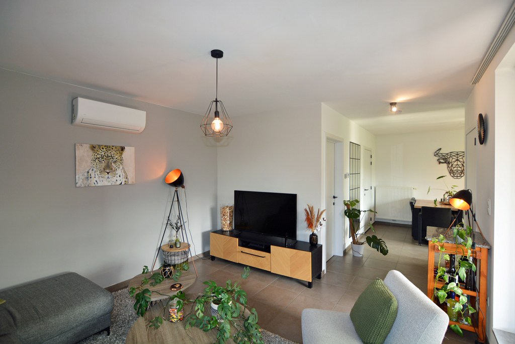 Energiezuinig duplex-appartement met 2 slpk, terras en carport met berging. 