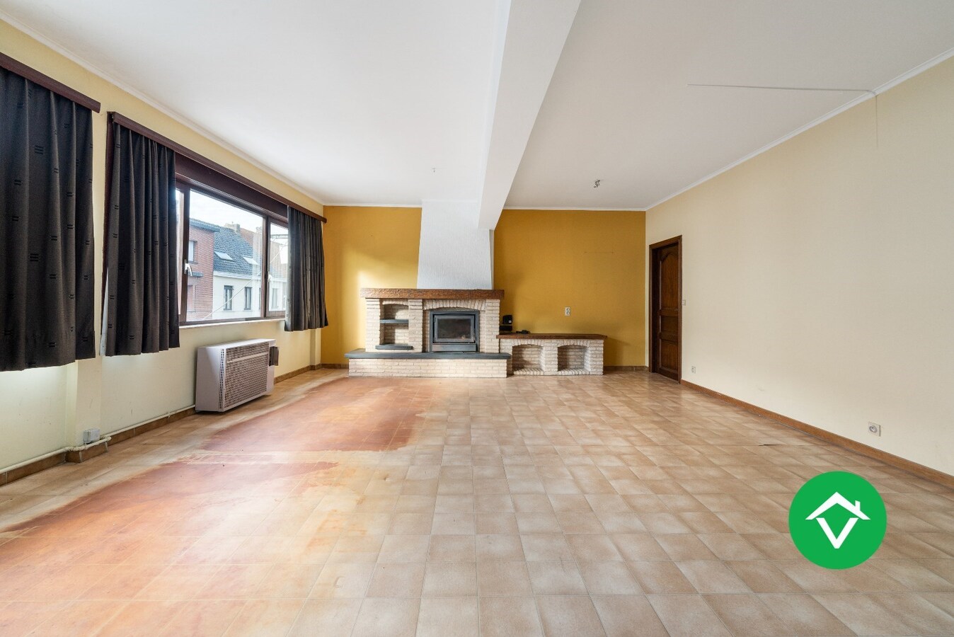 Woning met appartement te koop in het centrum van Eernegem 