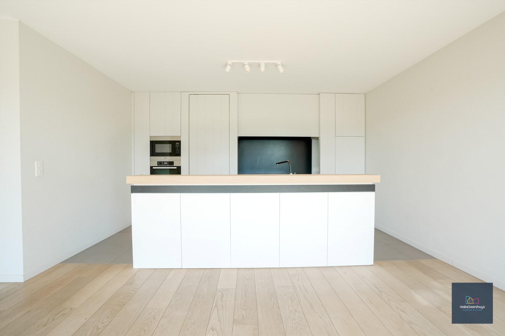 Ruim dakapp. met 2-slp. terras, kelder en garage 