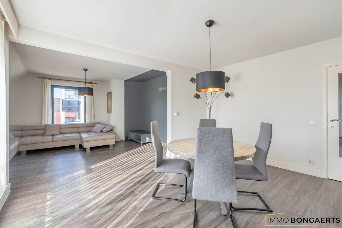 Ruim appartement met terras, garage en 2 slaapkamers. 