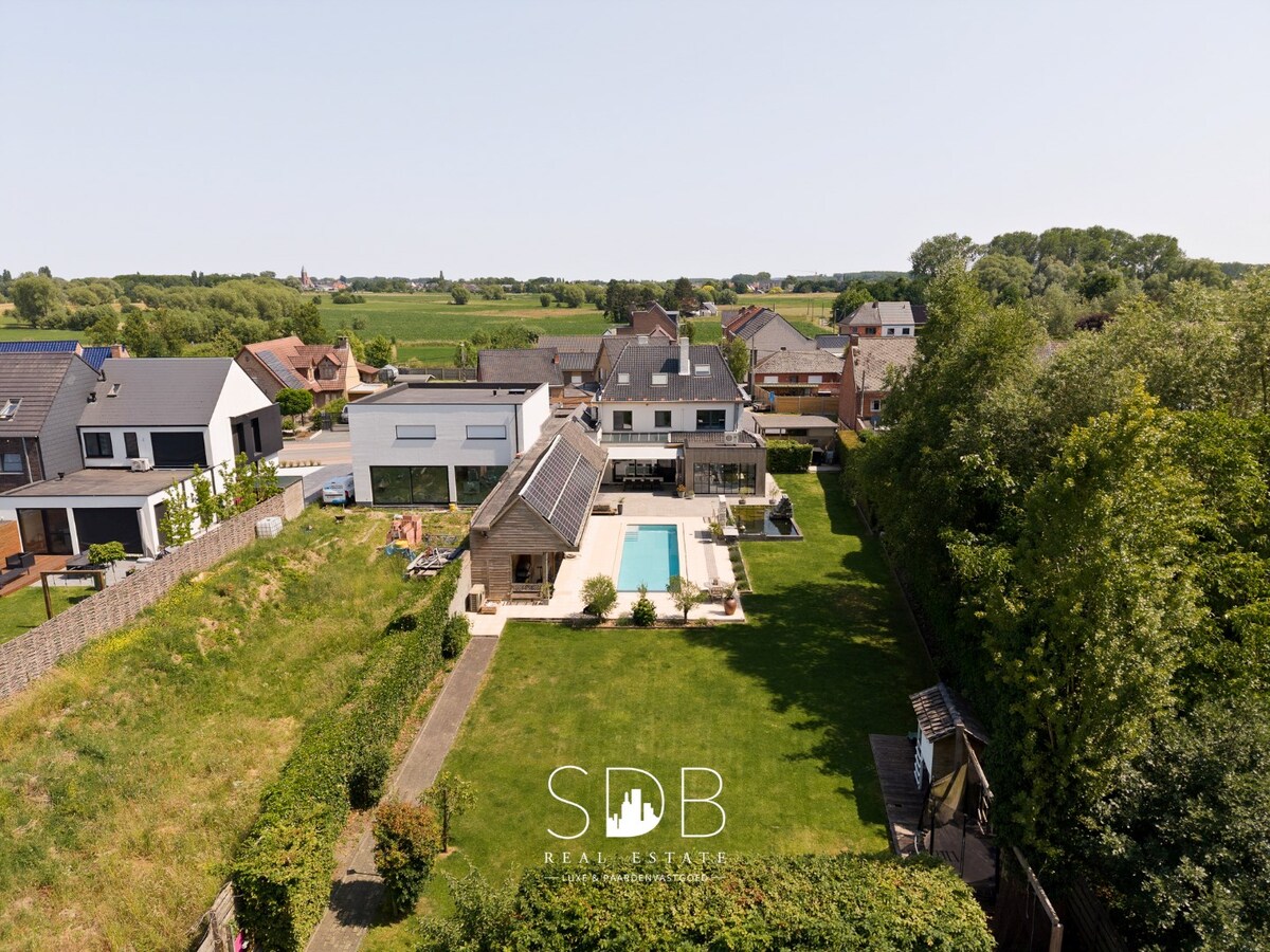 Prachtige hedendaagse villa met gezinstuin en zwembad op 1.387m² 