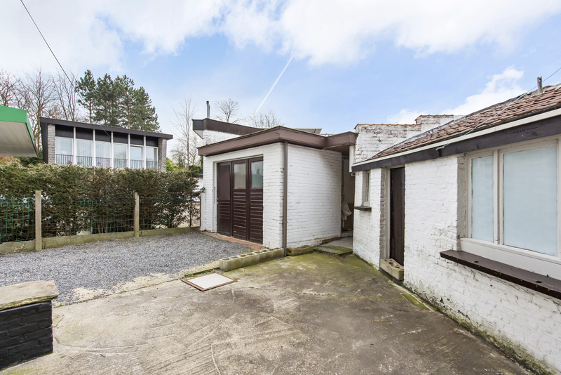 VERKOCHT!Op te frissen handelspand met woonst. 