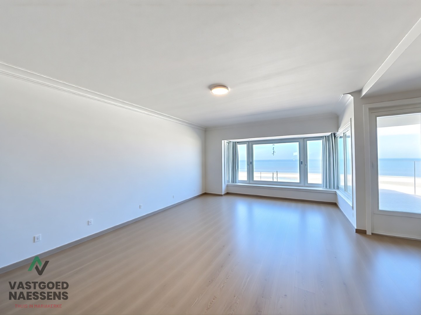 Magnifique appartement de 2 chambres avec vue sur la mer et terrasse. 