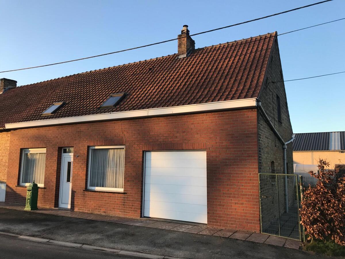 Landelijk gelegen woning met groot bijgebouw op een totale oppervlakte van 4403m² 