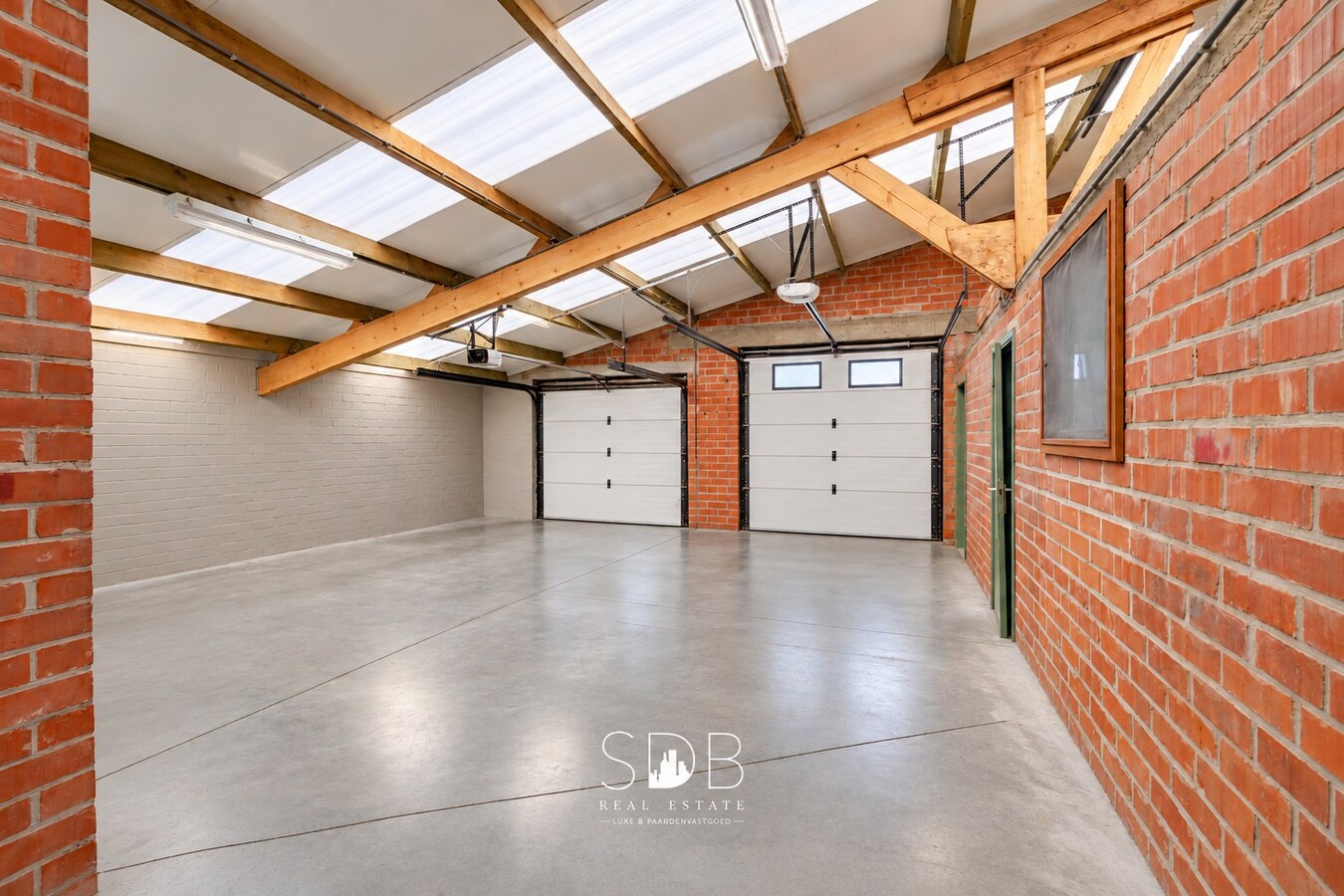 Hedendaagse woning met hippische accommodatie op 17.782m² 