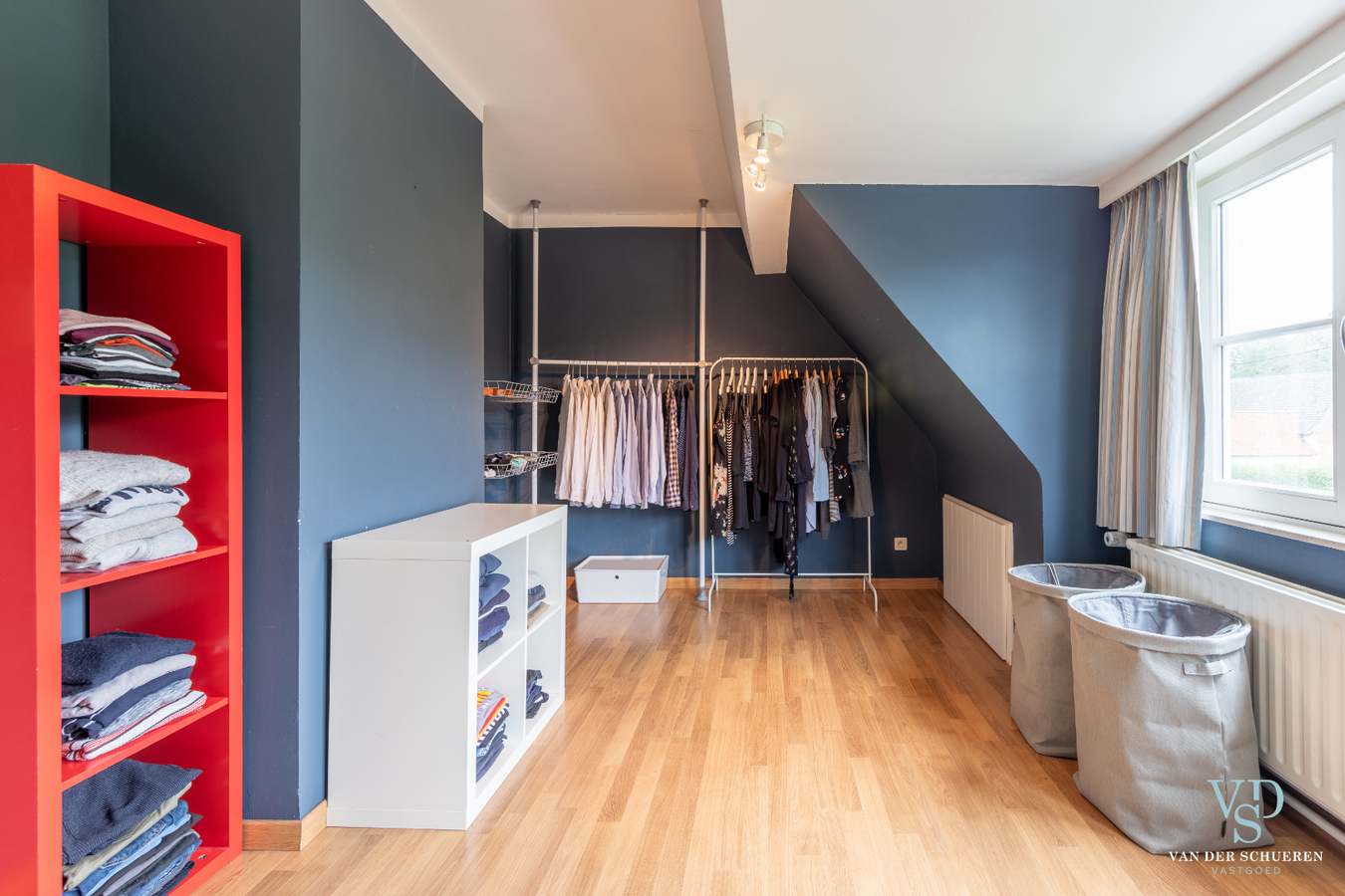 Authentiek landhuis met 5 ruime slaapkamers én gelijkvloers bureau. 