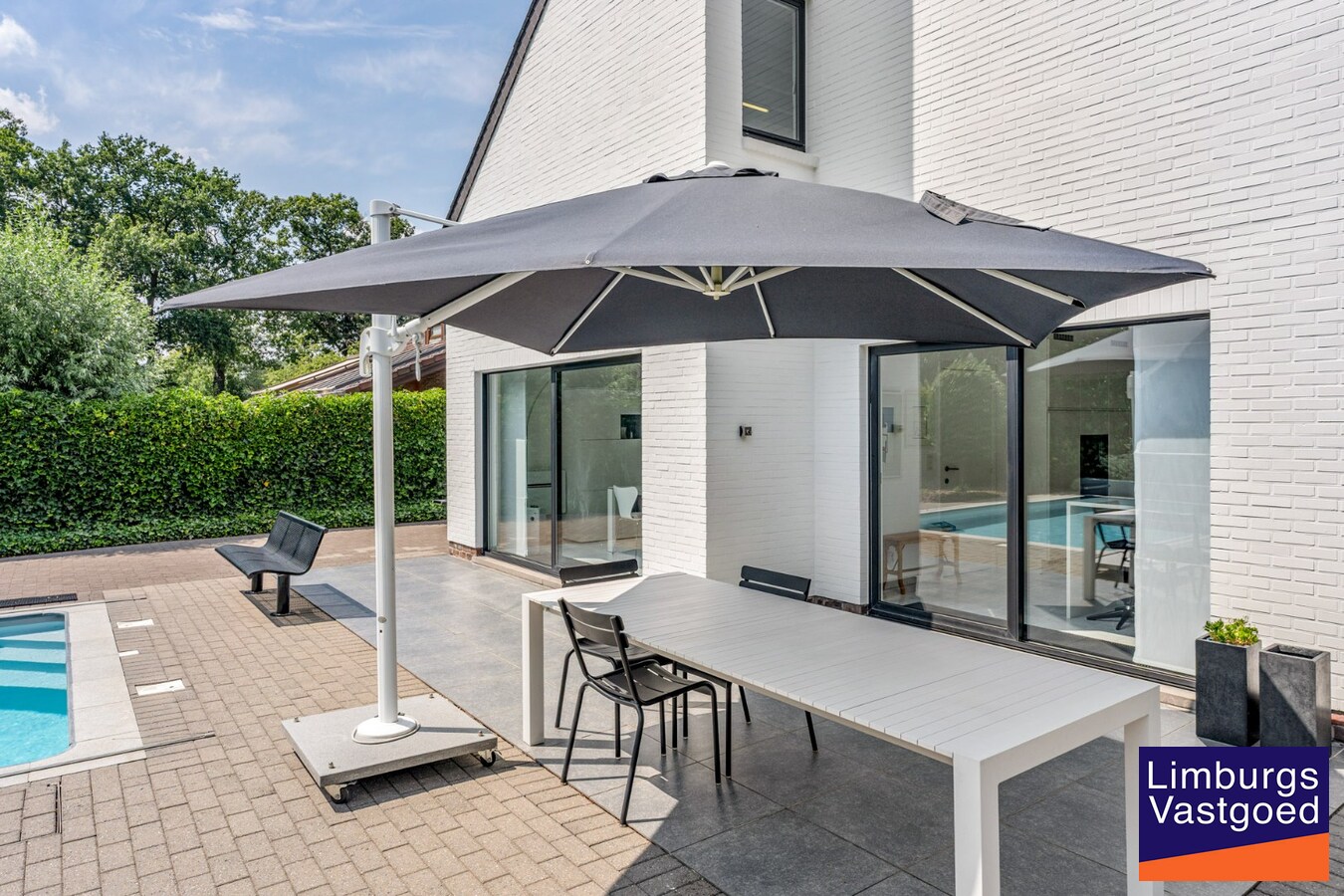 Moderne architectenwoning met mooie tuin en zwembad, 5 slaapkamers in Hasselt, OB op 8a12ca in doodlopende straat 