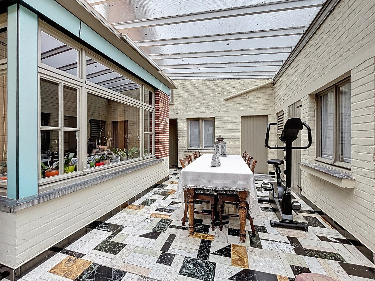 Ruime, solide jaren '50 woning met 2 garages te Nederzwalm 