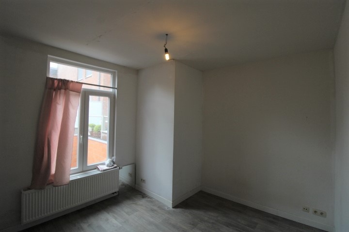 Rijwoning met 2 slaapkamers en koer te Roeselare 