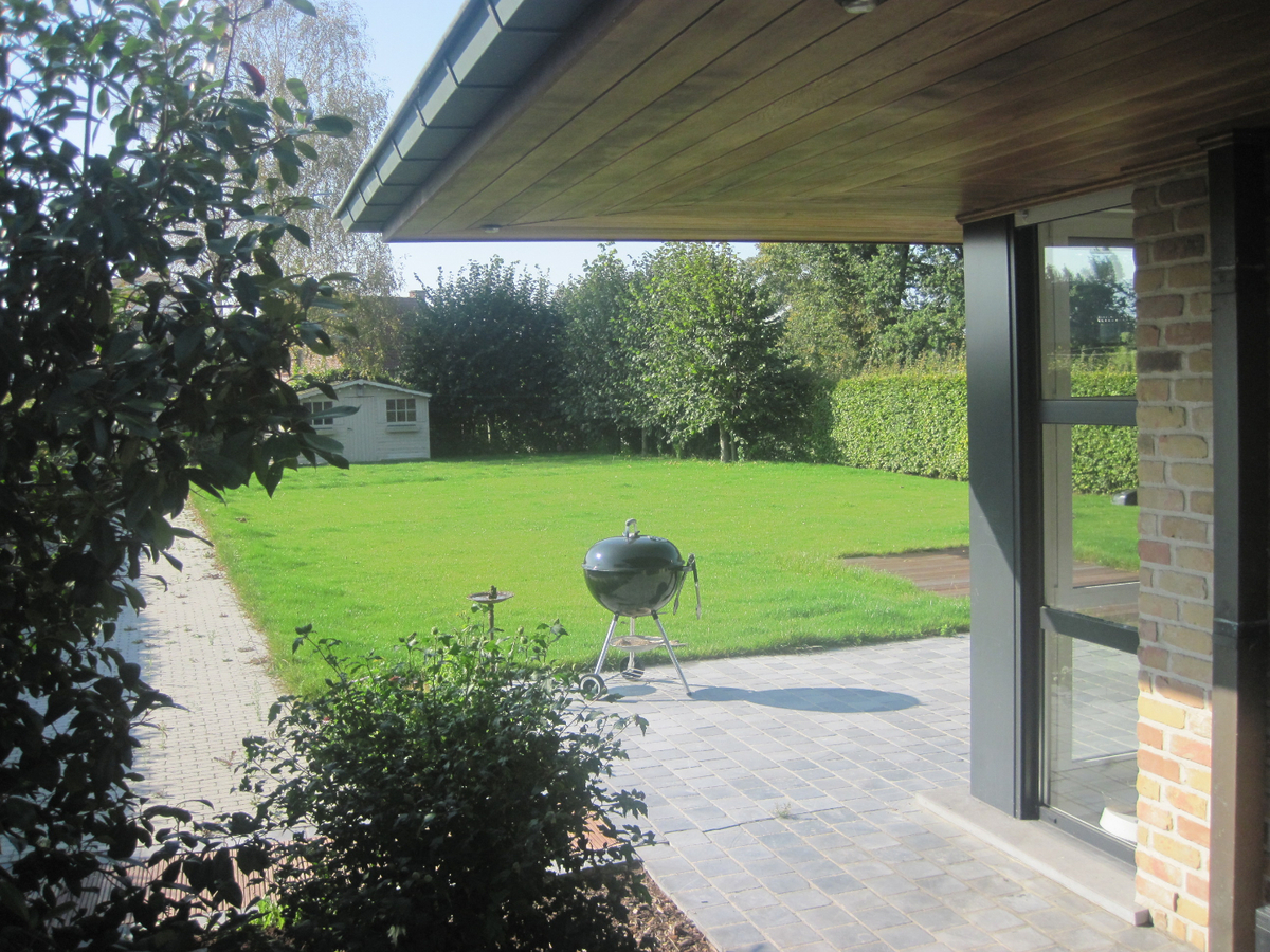 Eigentijdse villa met aangename tuin - rustig gelegen, én toch nabij N60 en E17. 