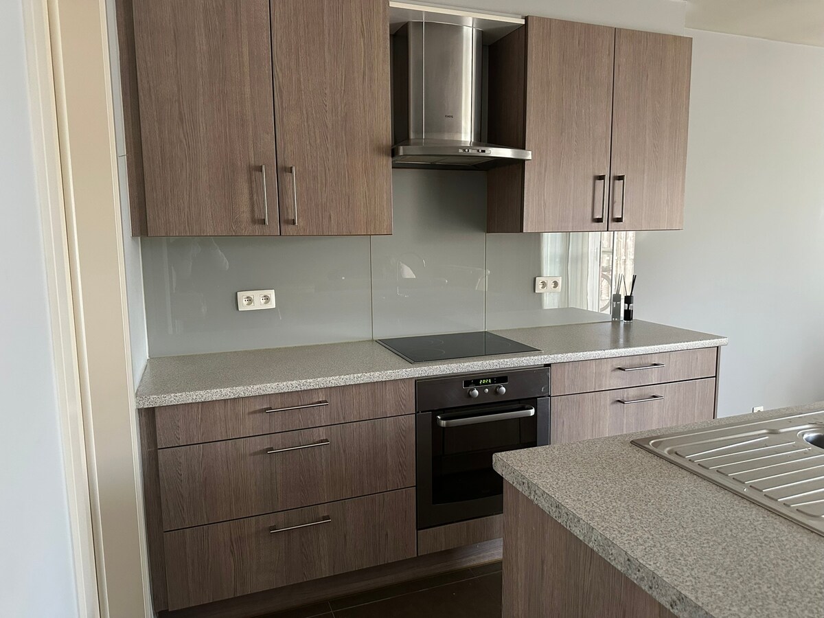 Gelijkvloers 3-gevel appartement met tuintje 