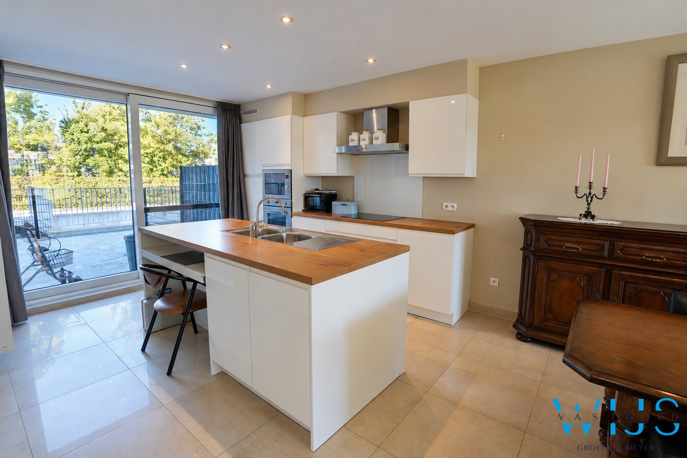 Recent verzorgd gelijkvloers appartement met garage en staanplaats ! 