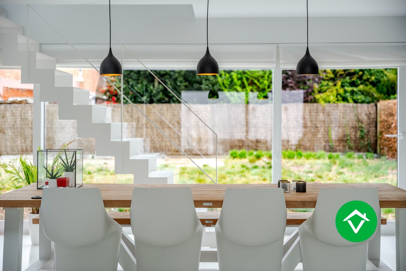 Zeer stijlvolle en instapklare villa te koop in het centrum van Koekelare. 