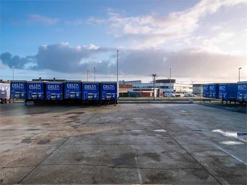 Bedrijfsgebouw met burelen en opslagruimte. 