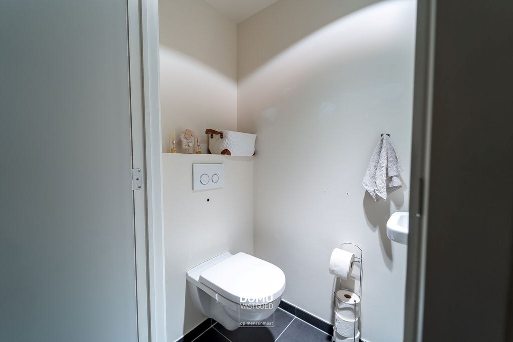 MODERN EN ENERGIEZUINING APPARTEMENT MET 1 SLAAPKAMER EN EIGEN PARKING TE BILZEN 