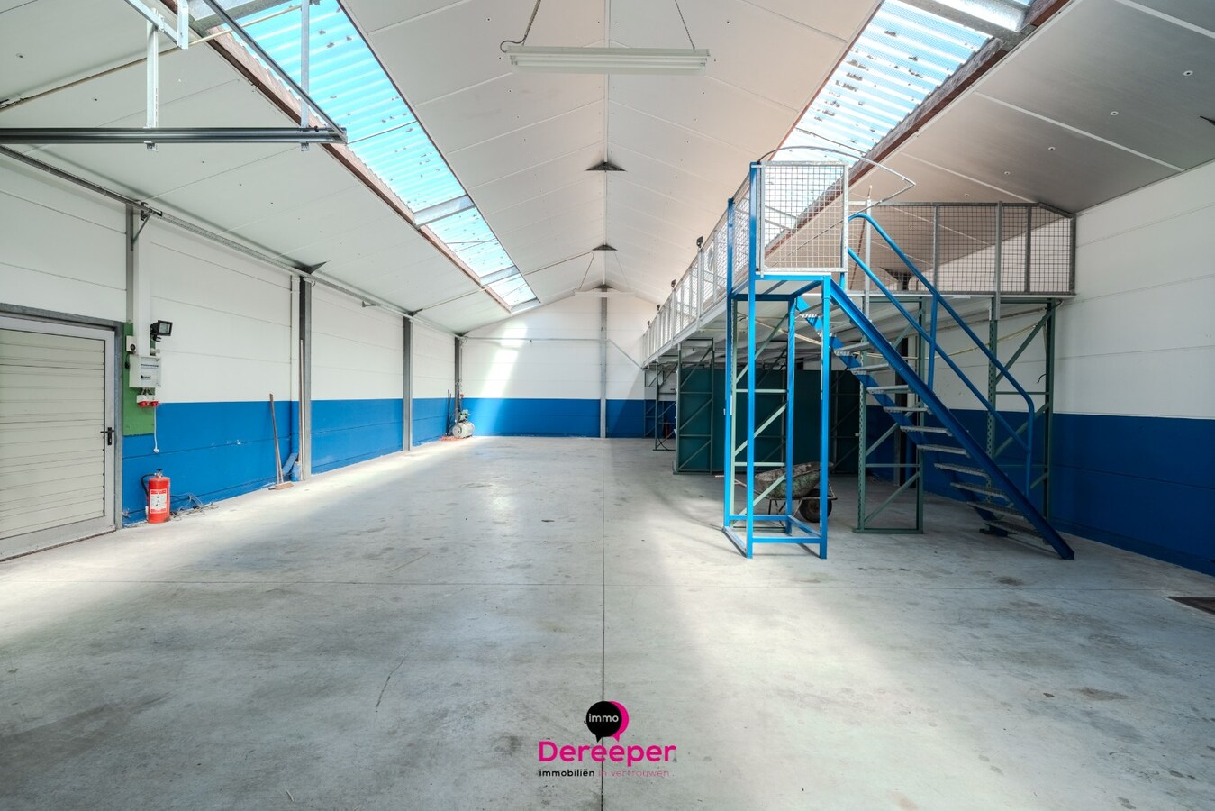 Karaktervolle woning met ruime bijgebouwen, showroom en atelier op een perceel van 2.084 m² 