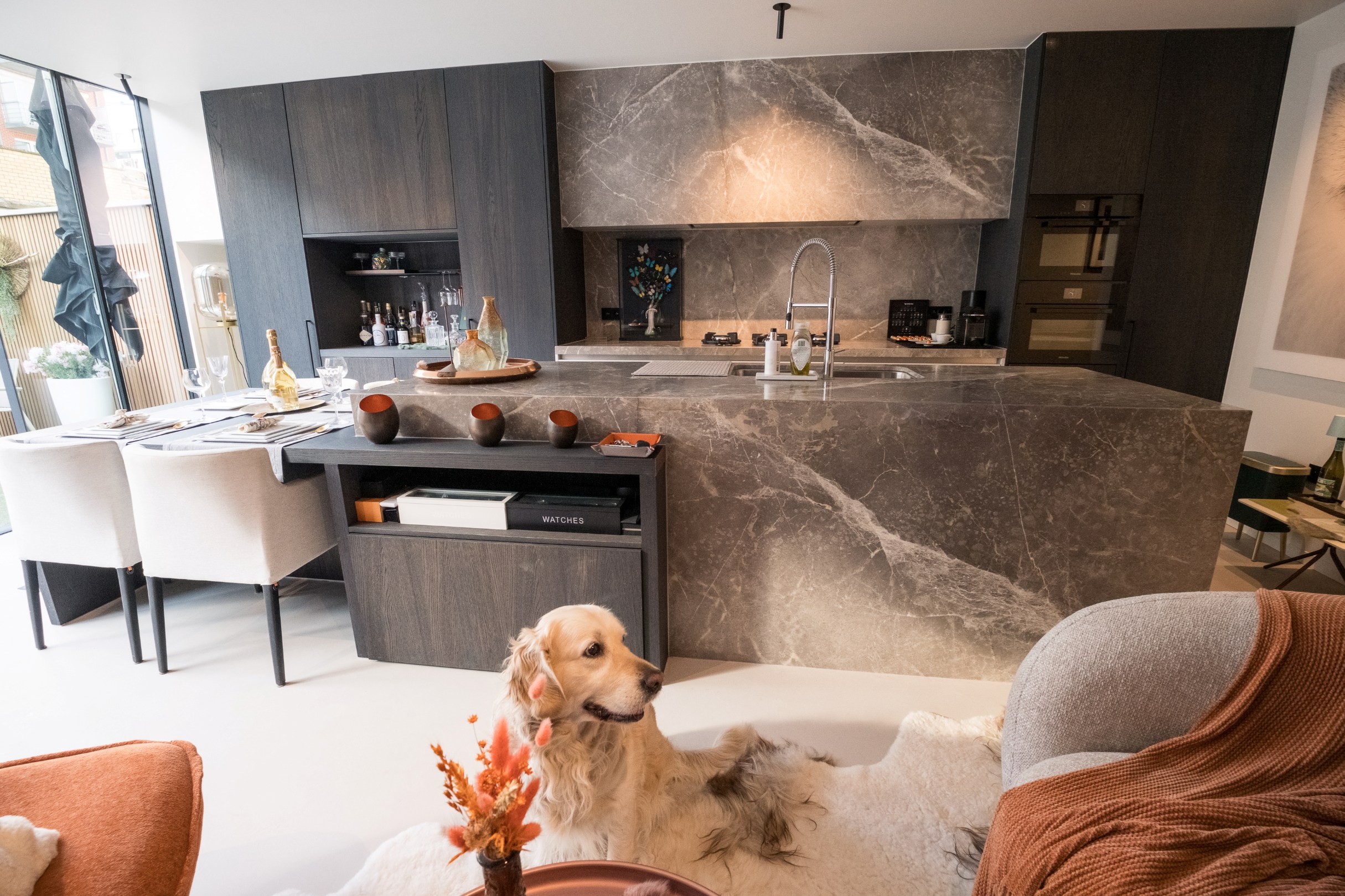 Dans un emplacement de choix, à quelques pas de la mer, se trouve cet appartement exclusif de plain-pied avec un jardin exceptionnellement spacieux et ensoleillé. Une combinaison rare de vie privée, d 