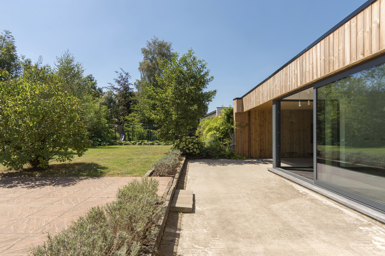 IN OPTIE Ruime en totaal vernieuwde woning in het dorp van Zaffelare 