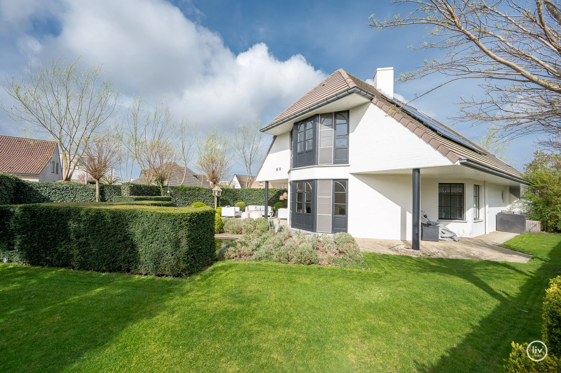 Prachtig gerenoveerde villa is op fietsafstand van het centrum gelegen en straalt met haar overvloed aan natuurlijk licht rust, kwaliteit en comfort uit