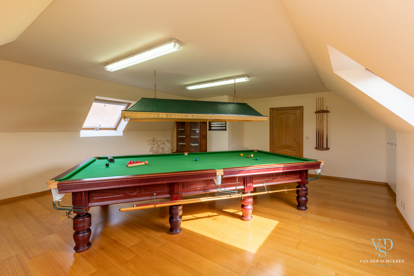 Lichtrijke, stijlvolle villa  (EPC van 254 !). 