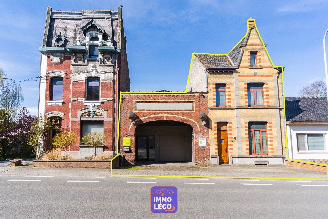 Grand espace professionnel avec maison de style en semi plain-pied, érigés sur 1800m² ! 